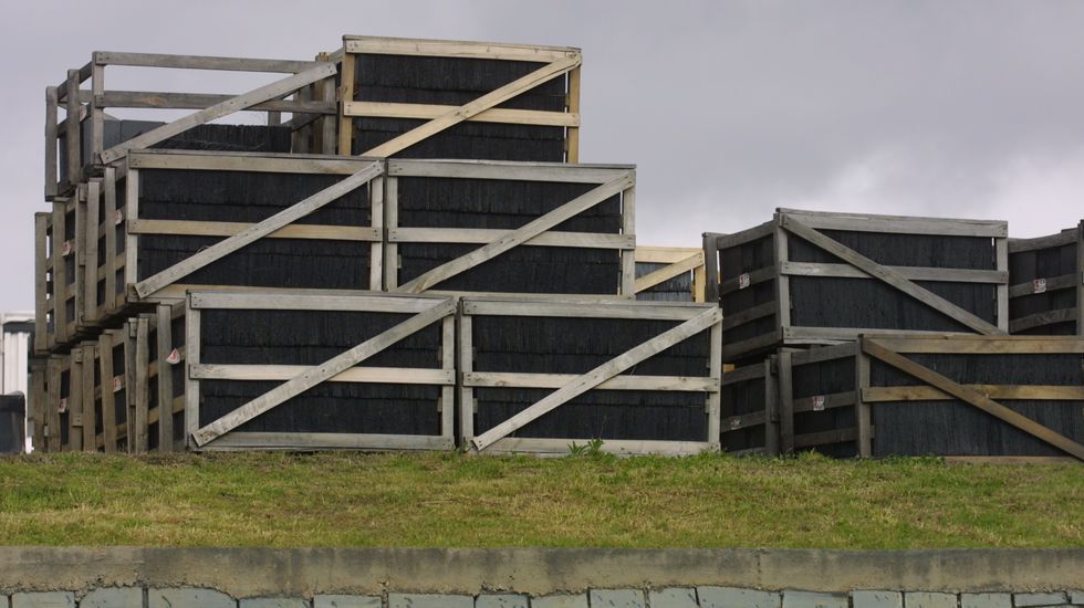 Los trabajadores del sector de la pizarra cobrarán un 0,50 % más este año. A cambio, habrá modificaciones en el artículo 18, que recoge la parte que paga la empresa al trabajador en caso de incapacidad temporal. G08Y8355