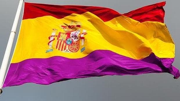 Un juzgado de Huelva prohíbe izar la bandera republicana al Ayuntamiento de Ayamonte Bandera-cadiz--620x349