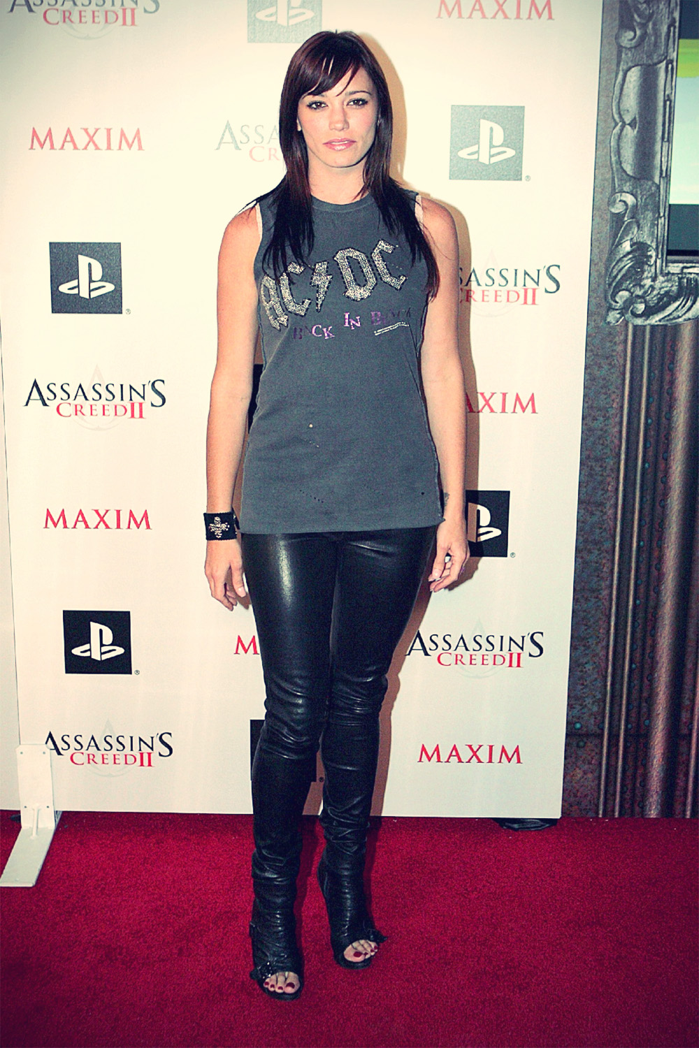 Toujours la pour lui ... Jessica_Sutta_at_the_launch_party_of_Assassins_Creed_2