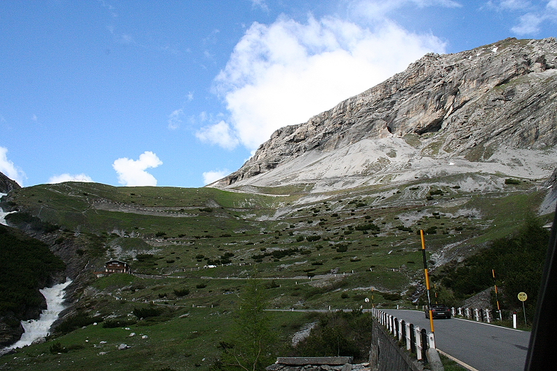 Plus de 100 XK par le col de Stelvio (CH/I) en 2012... It6