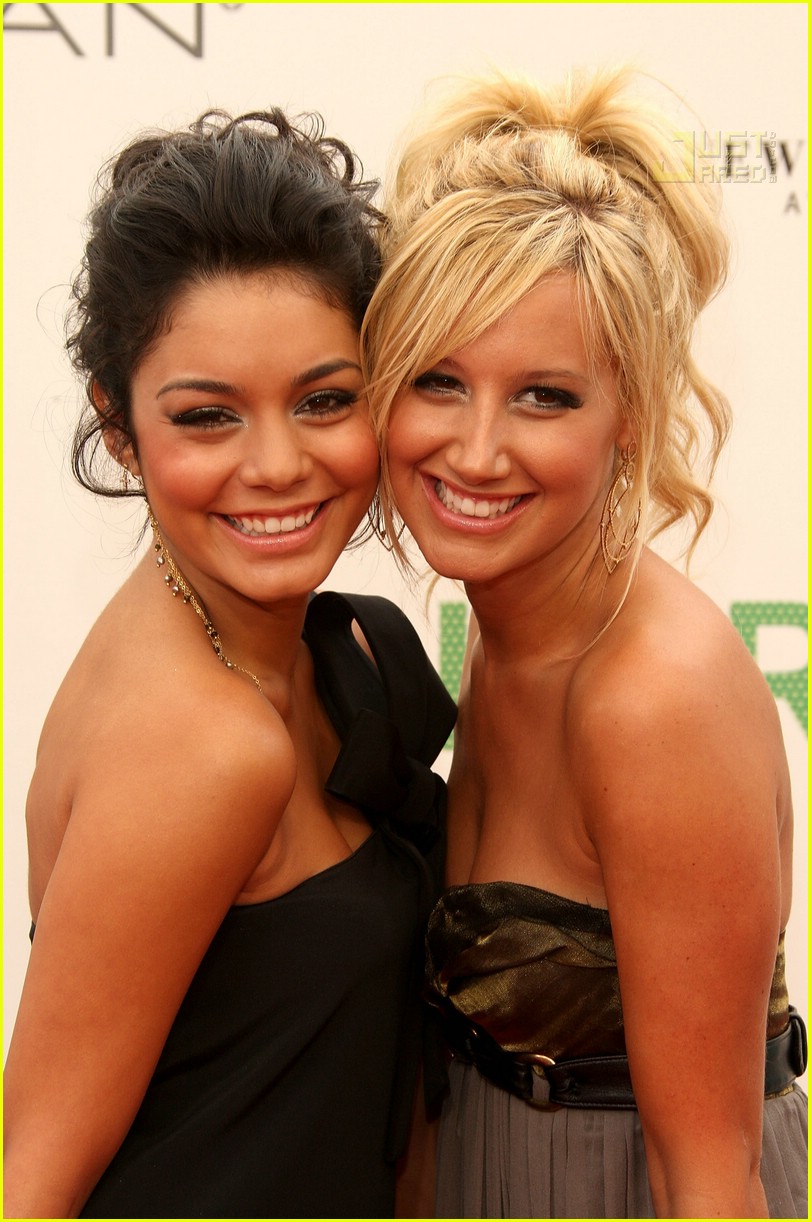 britney ve ashley Vashley-hairspray-premiere-02