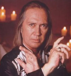 ¿Os ofende que alguien se meta con vuestros grupos favoritos? - Página 2 David-carradine-1