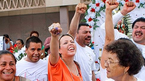 Des manifestants réunis devant le Capitole de Phoenix, siège du pouvoir législatif de l'Arizona, crient de joie après l'annonce de la suspensions partielle de la loi controversée contre l'immigration clandestine.