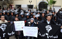 Des Égyptiens manifestent devant l'ambassade de Tunisie, en soutien aux manifestations en Tunisie.(Crédits photo:Ahmed Ali/AP)
