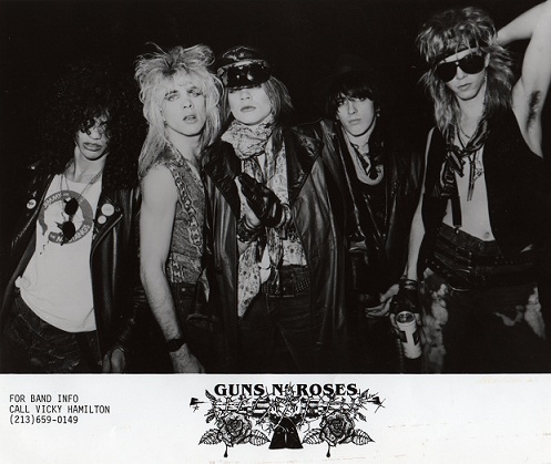 [REUNION STARTS NOW] Guns N' Roses - Escriban lo que quieran. - Página 37 Vickys-original-GNR-promo-pic-with-Slashs-new-logo-design