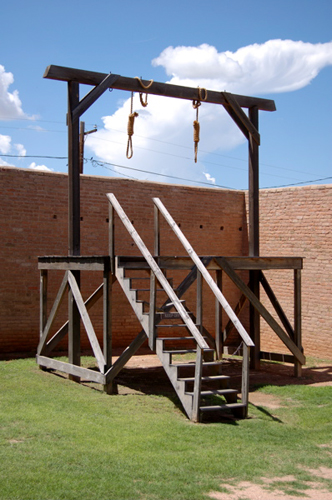 لعبة المشنقة تحدي بين البنات والشباب Tombstone%20gallows-500