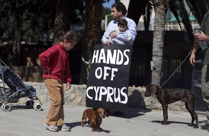 L’UE a donné un ultimatum à Chypre Des-chypriotes-manifestent-a-l-exterieur-du-parlement-a-nico_1049135