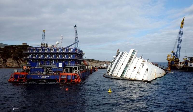 1 an déjà... L-epave-du-costa-concordia-le-12-janvier-2013-au-large-de-l-_969302