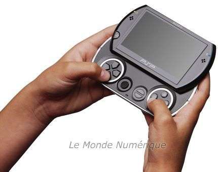 Consoles Portables (Nintendo DS, PSP ...) Pspgo_2mains_jouent