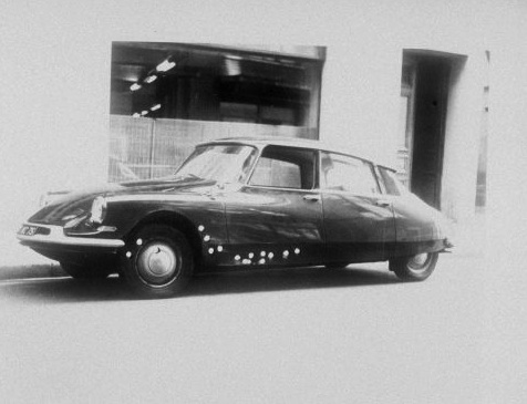 La Citroën DS 19 dans laquelle se trouvait le général de Gaulle lors de l'attentat en 1962 quitte Colombey-les-Deux-Églises pour la Chine.  2260201-citroen-sipa-jpg_1961397