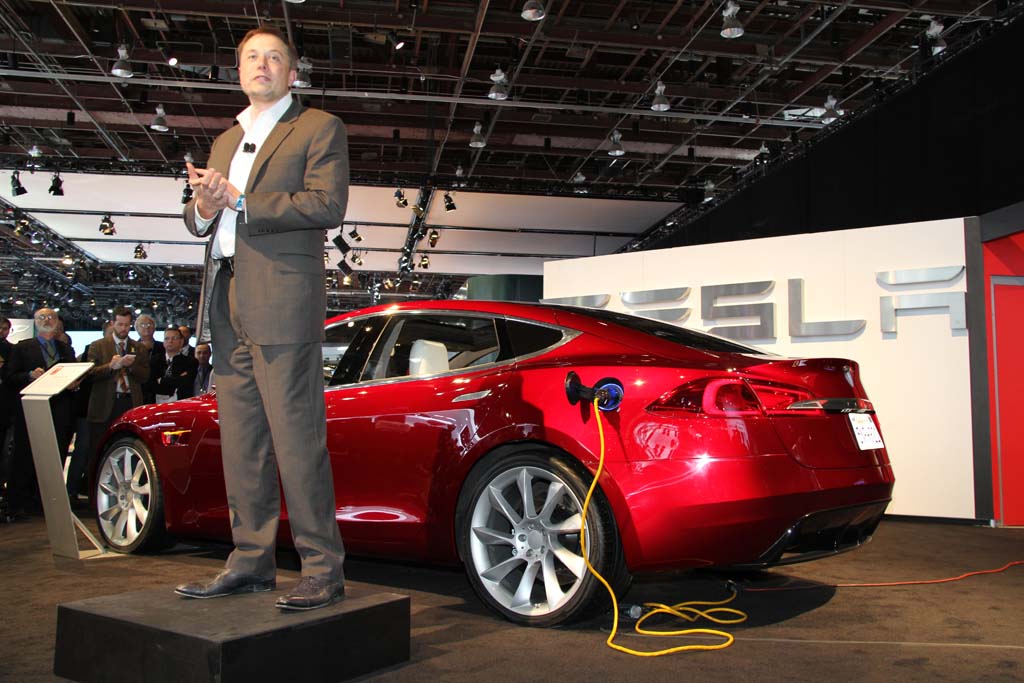 Le patron de Tesla juge les batteries du Boeing 787 dangereuses Elon-musk-and-tesla-model-s-prototype