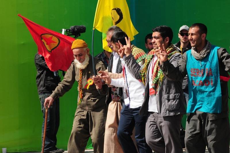 Zoroatrisme Des-kurdes-celebrent-le-nouvel-an-persan-norouz-a-diyarbakir_1056008