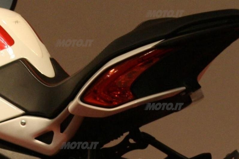 Les salons motos 2013/2014 - Page 2 Mv-agusta-dragster-800-ar_hd