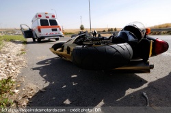 Accident entre une voiture autonome et une moto Collision-moto-chute