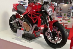 Meccano fête ses 120 ans avec la moto Ducati-monster-1200-meccano-profil