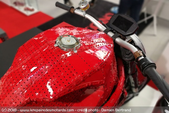 Meccano fête ses 120 ans avec la moto Ducati-monster-1200-meccano-reservoir