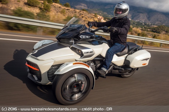 Après le F3 voici les F3-T et F3 Limited Can-am-spyder-f3-t-autoroute