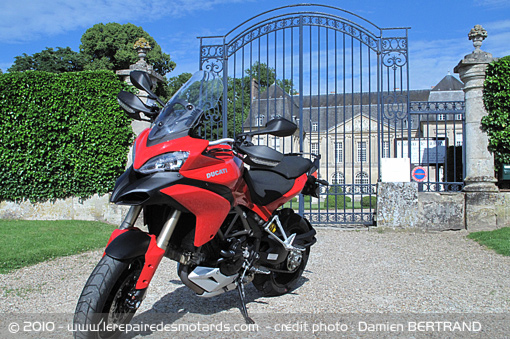 Essai MTS1200 par "Le repaire des motards" Ducati-multistrada-1200-chateau