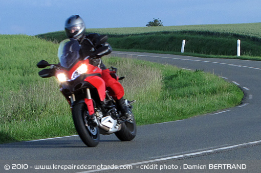 Essai MTS1200 par "Le repaire des motards" Ducati-multistrada-1200-virage