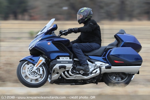 Les essais de presse de la Goldwing 2018 - Page 2 Honda-gl1800-goldwing-autoroute