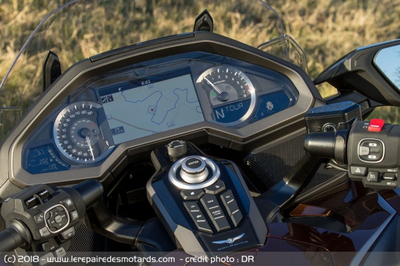 Les essais de presse de la Goldwing 2018 - Page 2 Tableau-bord-compteur-honda-goldwing-gl1800