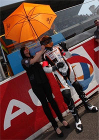 Vis ma vie : Umbrella Girl aux 24h du Mans Umbrella-girl-24h-moto