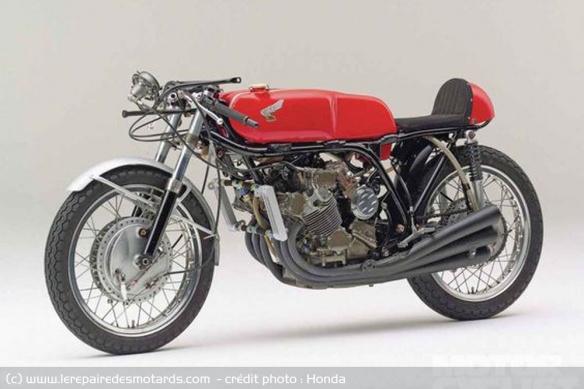 Le six cylindres et la moto Moteur-six-cylindres-honda-rc-166