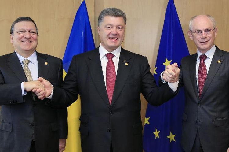 L'Ukraine : Observation du "signe" des deux colombes.  - Page 11 657730-de-g-a-d-le-president-de-la-commission-europeenne-jose-manuel-barroso-le-president-ukrainien-petro-p