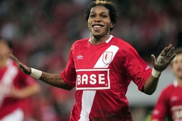 Transferts in & out - Page 7 Striker-liege-dieudonne-mbokani-bezua_dua-gol-ke-gawang-anderlecht