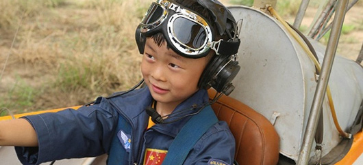  Le saviez-vous ? Un chinois de 5 ans est devenu le plus jeune pilote d’avion au monde Chinois-5ans-pilote