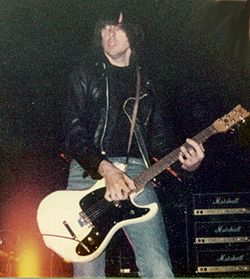 éphémérides du 15 septembre Johnny_ramone_1983_c