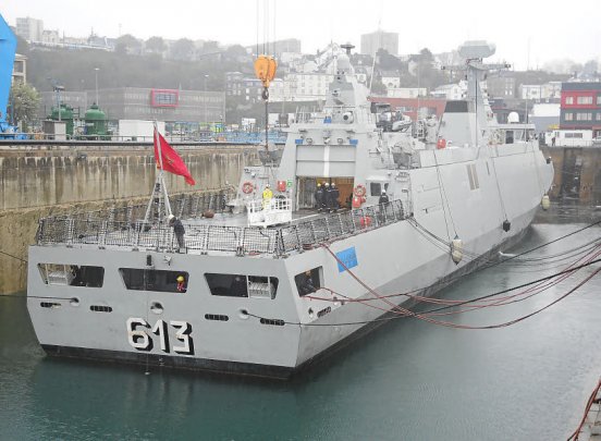 Royal Moroccan Navy Sigma class frigates / Frégates marocaines multimissions Sigma - Page 17 La-corvette-va-faire-l-objet-de-multiples-verifications_2128328_552x405