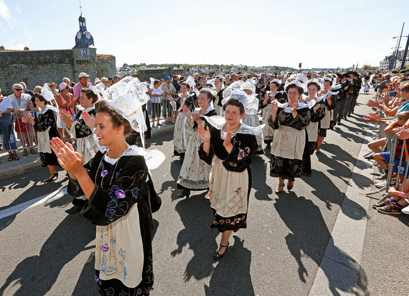 Un autre rassemblement breton ! Dimanche-la-grande-parade-a-reuni-un-peu-moins-de-monde_3047341