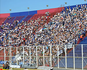 Ferro vs Gimnasia - Página 2 Hinchada_chicago_02092012