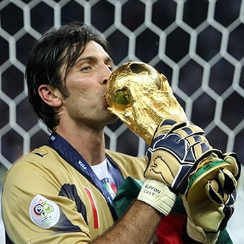 SUPERDEPORTE. " diario del V.C.F Buffon_besando_la_copa_del_mundial_6533