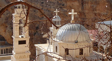 اسقف سوري: لا يمكننا حض المسيحيين على حمل السلاح Malloula_church_s