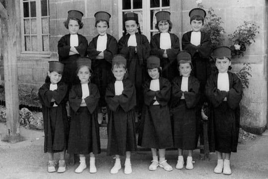 Blouses, tableaux noirs et pupitres en bois : l'école d'autrefois Jour-d-ecole-642192