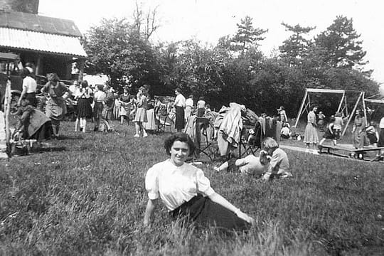 Blouses, tableaux noirs et pupitres en bois : l'école d'autrefois Sortie-lycee-642245