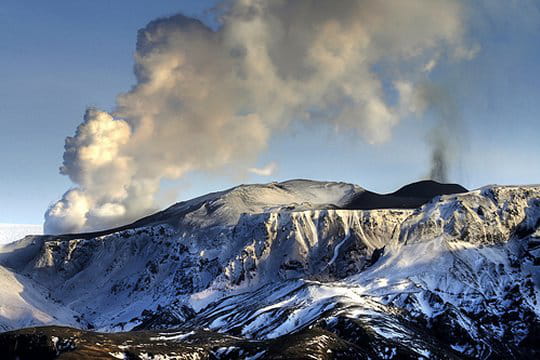 images de volcans et d'éruptions Images-eruption-volcan-islande-581866