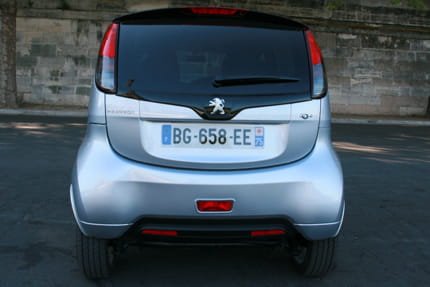 Essai Peugeot iOn : la voiture électrique au quotidien La-visibilite-arriere-n-est-pas-excellente-dommage-voiture-urbaine-895444