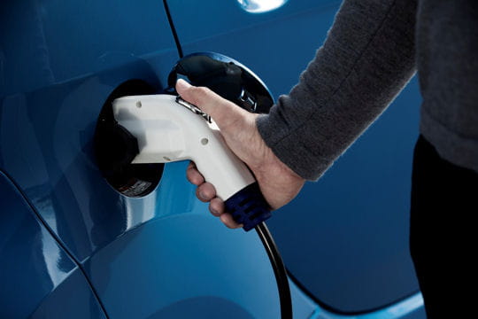 Peugeot iOn : la nouvelle citadine branchée du lion Recharge-642830