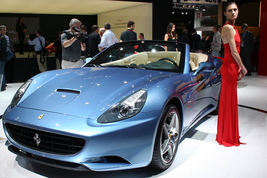 اقدم لكم اليوم تقرير عن شركة فيراري وطرازاتها Ferrari-california-324040