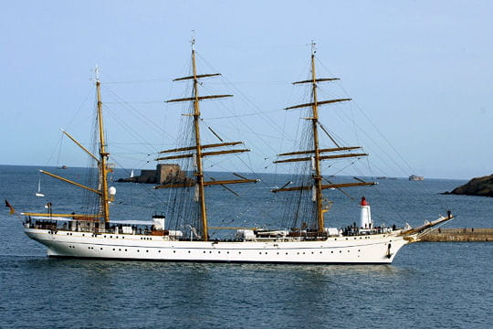 صفقة السفينة الشراعية  di Amerigo Vespucci للبحرية الجزائرية - صفحة 3 Gorch-fock-ii-884501