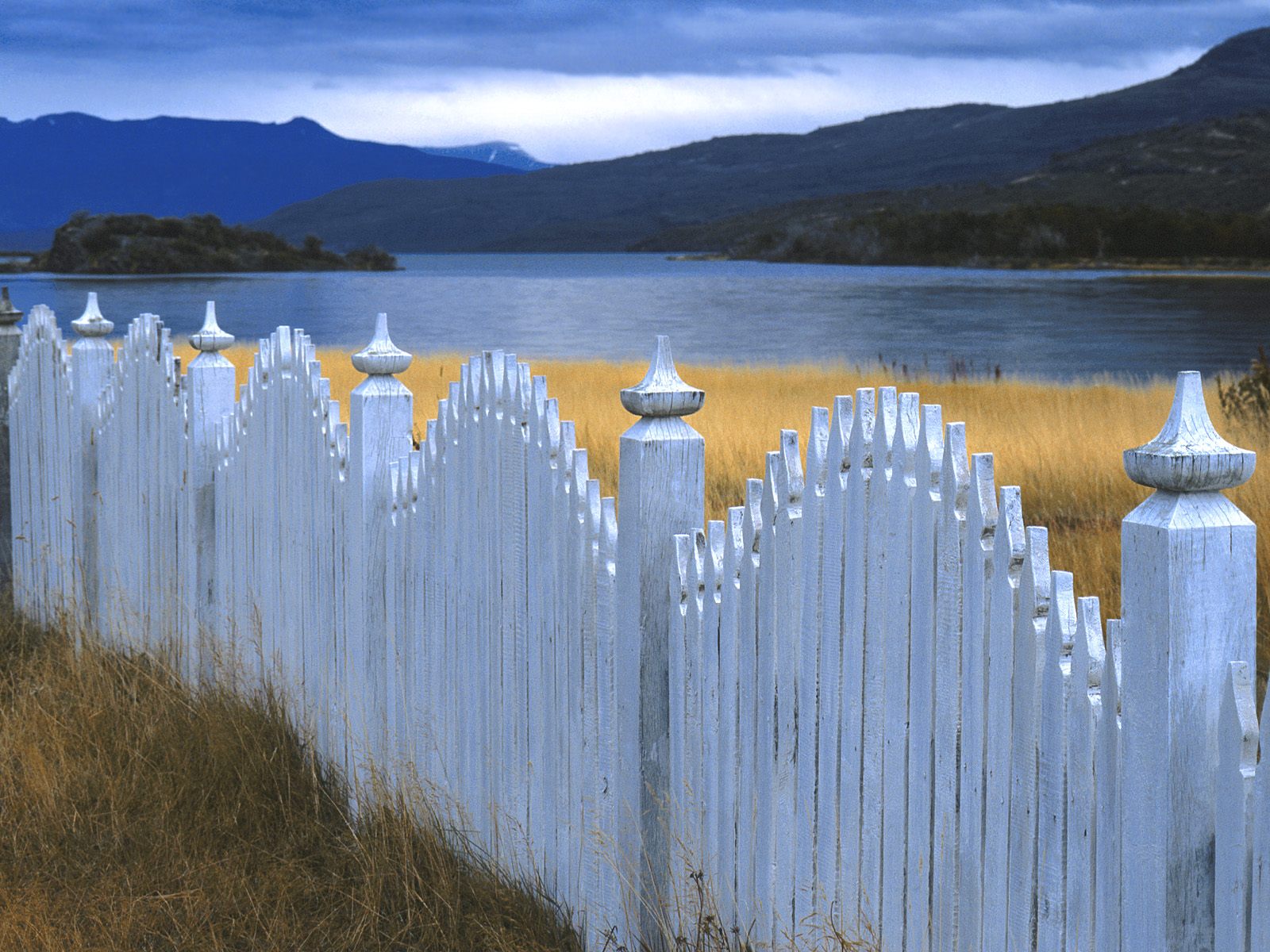 اكبر معرض للصور ذات الجودة العالية White-Washed-Fence_-Chile