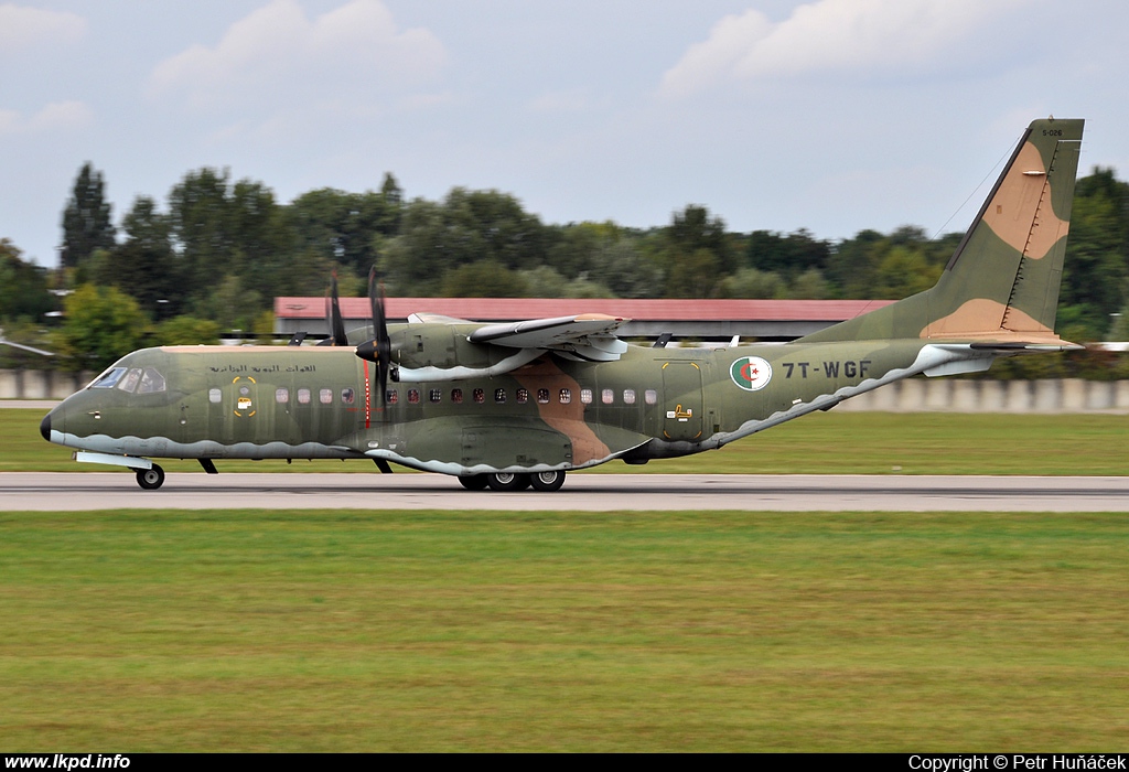 صور طائرات النقل والشحن الجزائرية [  CASA C-295M  ]  - صفحة 4 3597