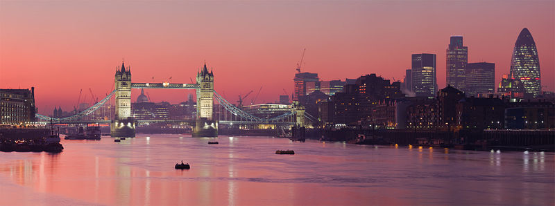 Erwachsenenplots 800px-London_Thames_Sunset_panorama_-_Feb_2008