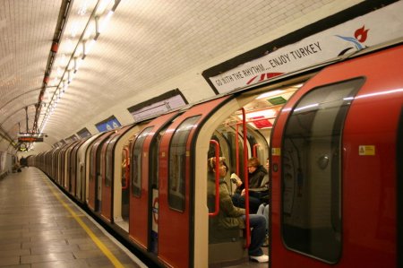 Metro Normal_800px-London_Underground_Tube_Stock_1992