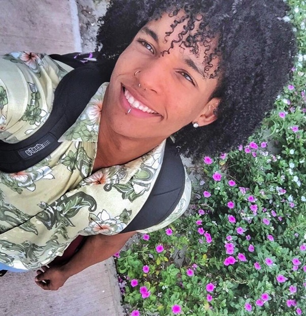 Metál az ész - Cel és Vitali A-picture-of-a-young-mulatto-male-with-long-curly-hair-and-nicely-coiled-curls