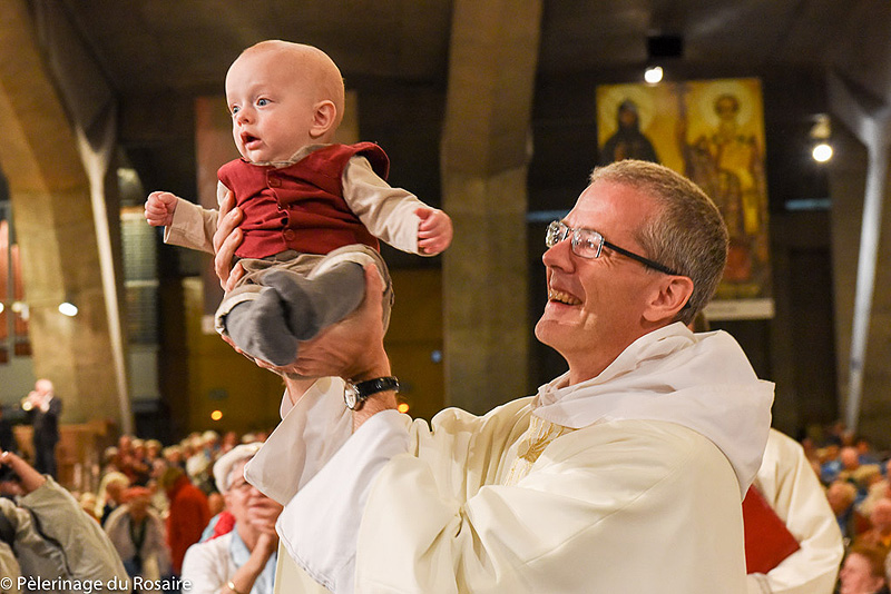 25 - Lourdes : Messes Internationales-Processions Eucharistiques-Infos!! - Page 14 01-800-386