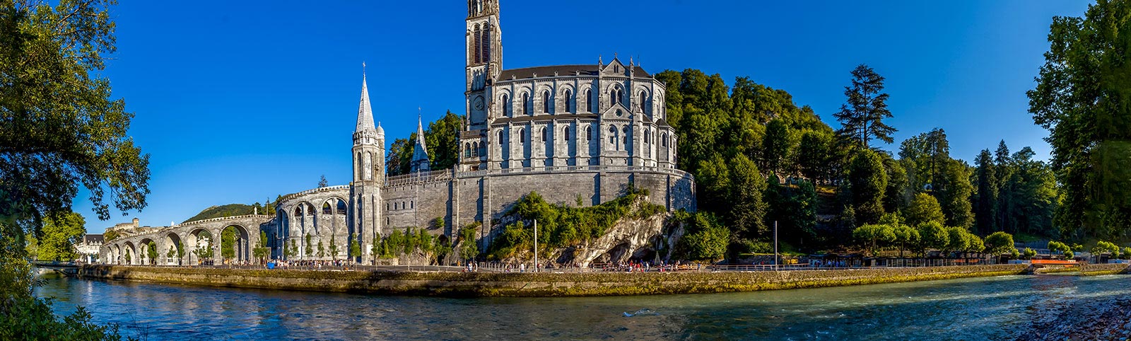 ✟Le Chapelet à Lourdes✟ - Page 5 R1670_128_r1670_128_2--sanctuaire-pano-vue-generale-basiliques-hd-2015--p.-vincent-ot-lourdes_thumbnail_thumbnail